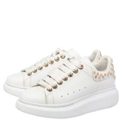 مملوكة مسبقًا حذاء رياضي أليكساندر ماكوين جلد أبيض مرصع نمط كبير مقاس أوروبي 35