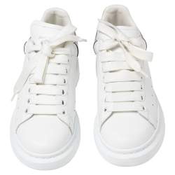 مملوكة مسبقًا حذاء رياضي أليكساندر ماكوين جلد رصاصي/أبيض نمط واسع مقاس 36.5