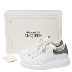 مملوكة مسبقًا حذاء رياضي أليكساندر ماكوين جلد رصاصي/أبيض نمط واسع مقاس 36.5