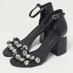 مملوكة مسبقًا صندل ألكسندر وانغ آبي حزام الكاحل جلد أسود مزخرف كريستال مقاس 37