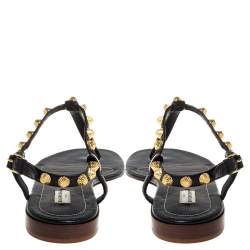 مملوكة مسبقًا Balenciaga Black Leather Arena Studded Thong Flat Sandals Size 39