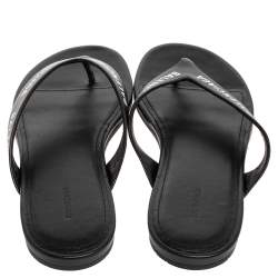 مملوكة مسبقًا صندل بإصبع بالنسياغا مستدير شعار أووافر جلد أسود مقاس 39