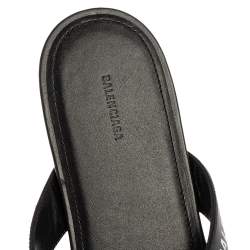 مملوكة مسبقًا صندل بإصبع بالنسياغا مستدير شعار أووافر جلد أسود مقاس 39