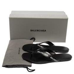 مملوكة مسبقًا صندل بإصبع بالنسياغا مستدير شعار أووافر جلد أسود مقاس 39