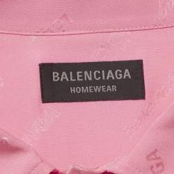 Pre Owned قميص بالنسياجا حرير وردي بشعار مكرر مقاس كبير جدًا (أوفرسايز) صغير