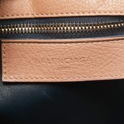 مملوكة مسبقًا حقيبة بالنسياغا جلد بني فاتح مشبك أنبوبي بيد علوية