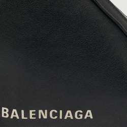 مملوكة مسبقًا حقيبة باوتش بالنسياجا مثلث جلد أسود