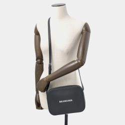 مملوكة مسبقًا حقيبة كاميرا يومية جلد أسود حجم صغير بالنسياغا