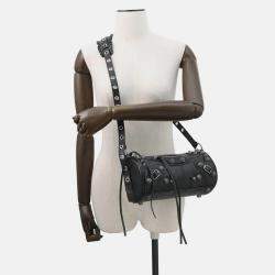 مملوكة مسبقًا حقيبة كتف �أسطوانية بالنسياجا لقاقول جلد أسود