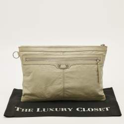 مملوكة مسبقًا حقيبة كلتش بالنسياغا بكليب جلد حمراء كبيرة