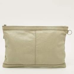 مملوكة مسبقًا حقيبة كلتش بالنسياغا بكليب جلد حمراء كبيرة