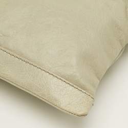 مملوكة مسبقًا حقيبة كلتش بالنسياغا بكليب جلد حمراء كبيرة