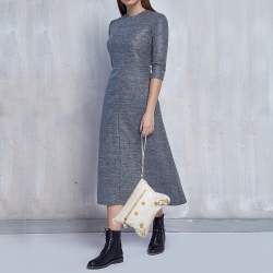 مملوكة مسبقًا حقيبة كلتش بالنسياغا جاينت غولد فلات جلد خروف أبيض