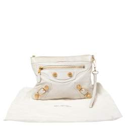 مملوكة مسبقًا حقيبة كلتش بالنسياغا جاينت غولد فلات جلد خروف أبيض