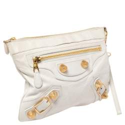 مملوكة مسبقًا حقيبة كلتش بالنسياغا جاينت غولد فلات جلد خروف أبيض