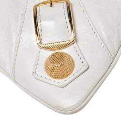 مملوكة مسبقًا حقيبة كلتش بالنسياغا جاينت غولد فلات جلد خروف أبيض