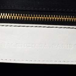 مملوكة مسبقًا حقيبة كلتش بالنسياغا جاينت غولد فلات جلد خروف أبيض