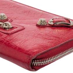 مملوكة مسبقًا محفظة بسحاب مستدير بالنسياغا سيتي جلد كاردينال أحمر 