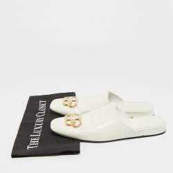 مملوكة مسبقًا حذاء مولز بالنسياغا بي بي فلات جلد منقوش على شكل تمساح بلون كريم مقاس 38