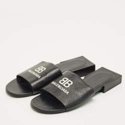 مملوكة مسبقًا شبشب مسطح جلد أسود بشعار بالنسياغا مقاس 36