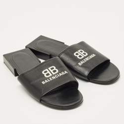 مملوكة مسبقًا شبشب مسطح جلد أسود بشعار بالنسياغا مقاس 36