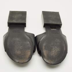 مملوكة مسبقًا شبشب مسطح جلد أسود بشعار بالنسياغا مقاس 36