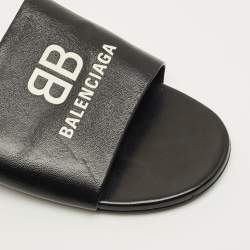 مملوكة مسبقًا شبشب مسطح جلد أسود بشعار بالنسياغا مقاس 36