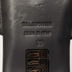 مملوكة مسبقًا شبشب مسطح جلد أسود بشعار بالنسياغا مقاس 36