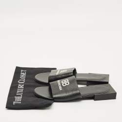 مملوكة مسبقًا شبشب مسطح جلد أسود بشعار بالنسياغا مقاس 36