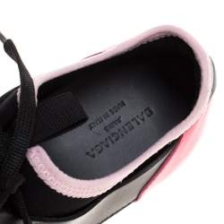 مملوكة مسبقًا حذاء رياضي بالنسياغا منخفض من أعلى Race Runner شبك وجلد وردي/ أسود مقاس 37