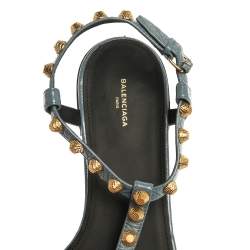 Pre Owned صندل فلات إصبع بالنسياغا مرصع جلد رصاصي مقاس 39