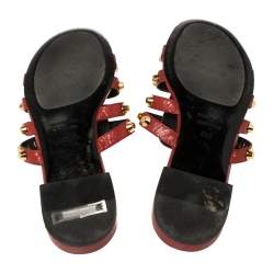 Pre Owned صندل سلايد فلات بالنسياغا مرصع زخارف كبيرة الحجم جلد أحمر مقاس 39.5