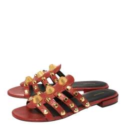 Pre Owned صندل سلايد فلات بالنسياغا مرصع زخارف كبيرة الحجم جلد أحمر مقاس 39.5