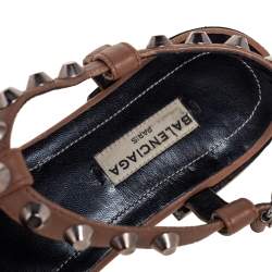 مملوكة مسبقًا Balenciaga Brown Leather Arena Studded Thong Flats Size 38.5