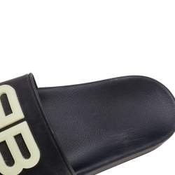 Pre Owned حذاء سلايدز بالنسياغا فلات شعار بي بي مطاط أسود مقاس 38