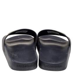 Pre Owned حذاء سلايدز بالنسياغا فلات شعار بي بي مطاط أسود مقاس 38