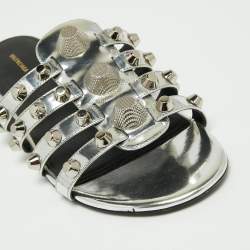 مملوكة مسبقًا صندل سلايد بالنسياغا فلات أرينا جينت جلد مغلف فضي مقاس 38