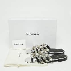 مملوكة مسبقًا صندل سلايد بالنسياغا فلات أرينا جينت جلد مغلف فضي مقاس 38