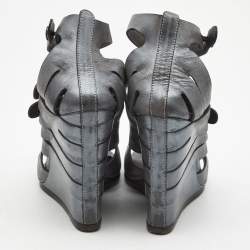 مملوكة مسبقًا Balenciaga Grey Leather Wedge Ankle Strap Sandals Size 40