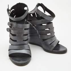 مملوكة مسبقًا Balenciaga Grey Leather Wedge Ankle Strap Sandals Size 40