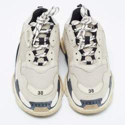مملوكة مسبقًا Balenciaga Light Grey Mesh and Leather Triple S Sneakers Size 38