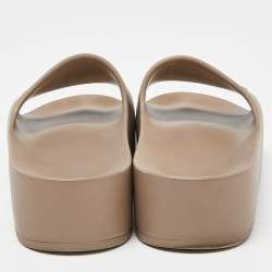 مملوكة مسبقًا Balenciaga Beige Rubber Mono Platform Slides Size 36