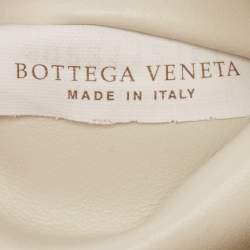 مملوكة مسبقًا Bottega Veneta Off-White Padded Leather Bifold Clutch