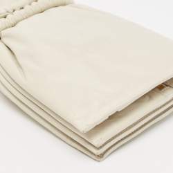 مملوكة مسبقًا Bottega Veneta Off-White Padded Leather Bifold Clutch