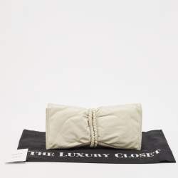 مملوكة مسبقًا Bottega Veneta Off-White Padded Leather Bifold Clutch