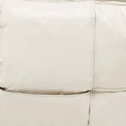 Pre Owned حقيبة بوتيغا فينيتا كبيرة الحجم بجلد إنتشياتو مبطن أبيض مع سحاب