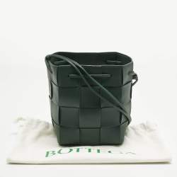 مملوكة م�سبقًا حقيبة دلو بوتيغا فينيتا شريطية جلد أخضر صغير منسوج