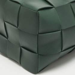 مملوكة مسبقًا حقيبة دلو بوتيغا فينيتا شريطية جلد أخضر صغير منسوج