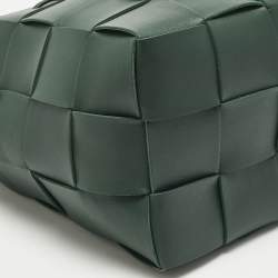 مملوكة مسبقًا حقيبة دلو بوتيغا فينيتا شريطية جلد أخضر صغير منسوج