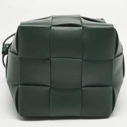 مملوكة مسبقًا حقيبة دلو بوتيغا فينيتا شريطية جلد أخضر صغير منسوج